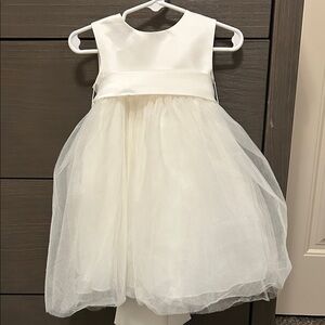 Elegant White Sleeveless Dress